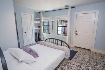 קוטג'' Stunning 3br/2ba Haven In Downtown S Heart