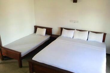 Bed and Breakfast Ceylon Surf Guest And Restaurant