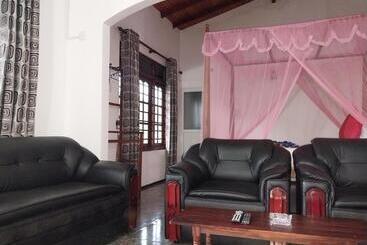 בית מלון כפרי Happy Night Holiday Inn