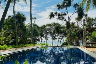 Отель Sanjis The Seaside Cabanas