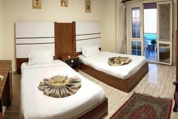 هتل 26th Of July Apartments