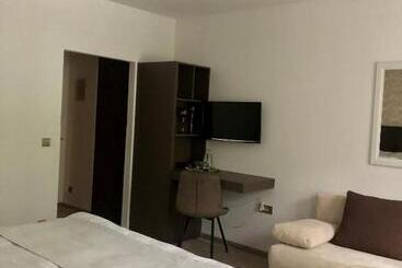 فندق Garni Klaret