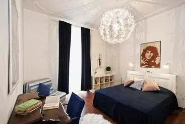 تختخواب و صبحانه Opera Inn Suites   Rooms And Apartments