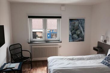 בית מלון כפרי Gårdens & Apotekarns B&b