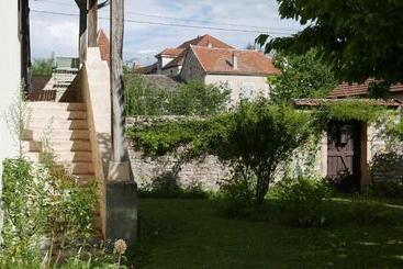 Aamiaismajoitus (B&B) La Tour Carrée