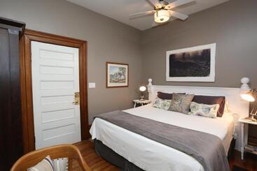 Bed & Breakfast Danby House