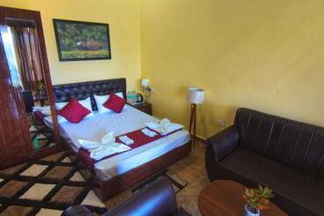 Hotel Whispering Pines Farmstay