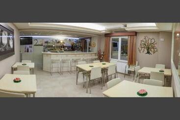 Отель Versalles