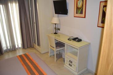 Отель Versalles