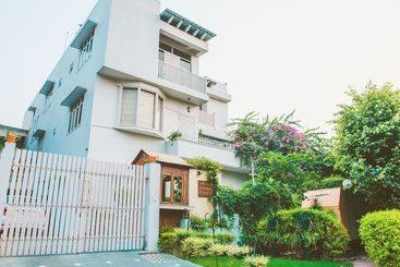 تختخواب و صبحانه Beyond Stay House Of Kapaali