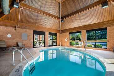 Отель Comfort Inn Virginia Horse Center