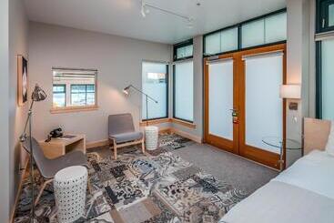 酒店 Island Inn At 123 West