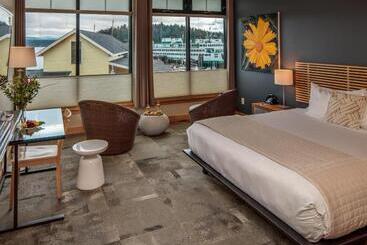 בית מלון כפרי Island Inn At 123 West