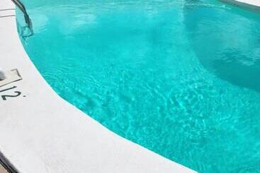 فندق على الطريق The Lodge At Russell Russell Inn