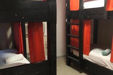 Seashell Motel And International Hostel