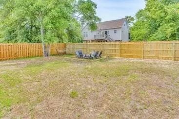 Mökkimajoitus Charming Oak Island Beach House W/ Fire Pit & Yard