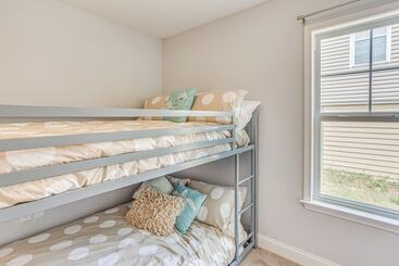 بيت ريفى Charming Oak Island Beach House W/ Fire Pit & Yard