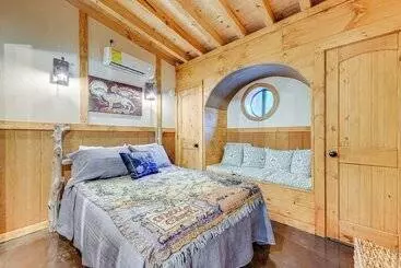 Mökkimajoitus Hobbit Themed House On 6 Acres In Cosby