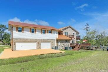 Mökkimajoitus Newport Home W/ Private Balconies & Creek Access!