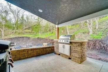 コテージ Scenic Yankton Retreat W/ Fire Pit: 1 Mi To Lake!