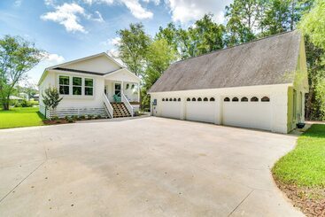 Dom wiejski Waterfront Wolf Bay Home W/ Private Boathouse!