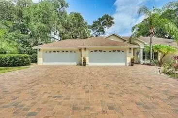 コテージ Zephyrhills Home   Lanai & Grill, Near Theme Parks