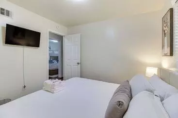 Mökkimajoitus Garden City Home W/ Screened Porch: Near Savannah!