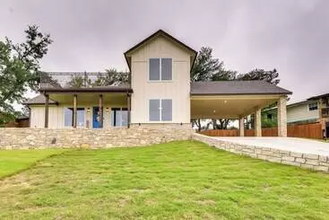 Landhus Granbury Home: Across The Street From Boat Ramp!