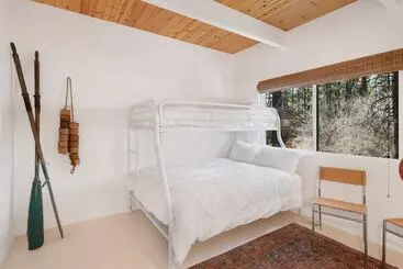 کلبه Mid Century Modern Chalet #1927