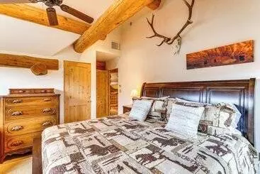 Mökkimajoitus Spacious Rifle Cabin W/ Deck + Mountain Views!