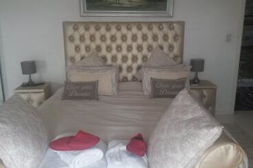 Mhlangeni Lodge B&b   Adults Only