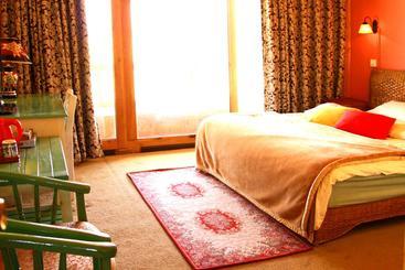 Shangri La Lao Shay Youth Hostel