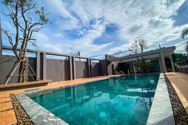 Hotel Seree Grand Resort