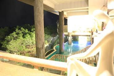 Отель The Crystal Luxury Bay Resort Nusa Dua