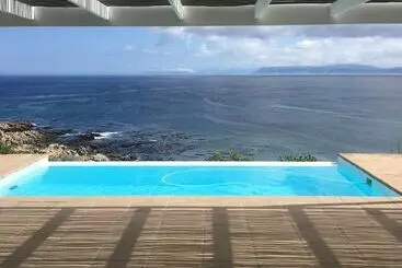 Appartements touristiques La Petite Baleine Oceanfront Luxury Villa