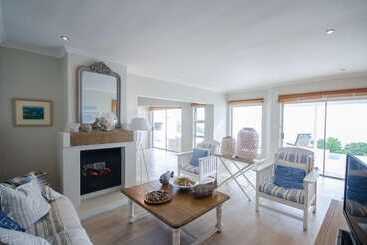 شقق خاصة سياحية La Petite Baleine Oceanfront Luxury Villa