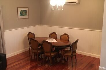 Noah's Stanley Luxury Bed And Breakfast