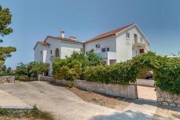 تختخواب و صبحانه Pansion Belvedere