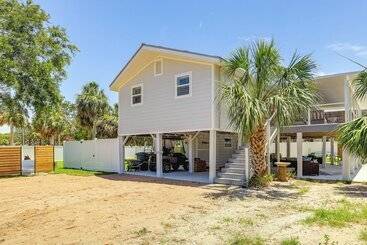 Dom wiejski Canal Front Horseshoe Beach Home W/ Private Dock!