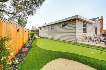 کلبه Del Rey Oaks Vacation Home W/ Mini Golf Course!