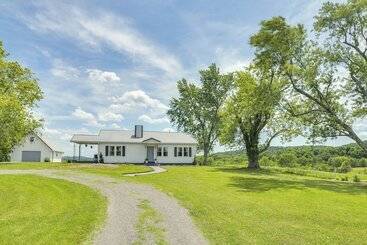 Mökkimajoitus Milton Valley Stay  W/ Valley View & Porch Swing!