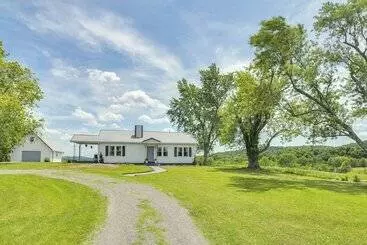 Mökkimajoitus Milton Valley Stay  W/ Valley View & Porch Swing!