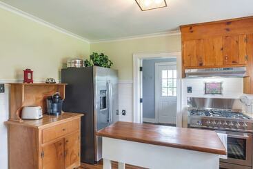 קוטג'' Milton Valley Stay W/ Valley View & Porch Swing!