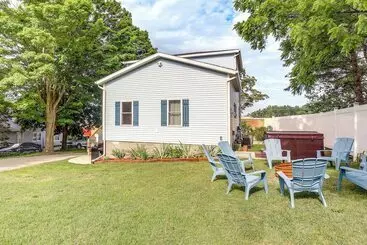 Mökkimajoitus Near Saugatuck Dunes: Pet Friendly Fennville Home!