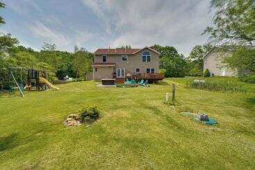 Hus på landet 1 Mi To Lakes: Family Pocono Home W/ Fire Pits!