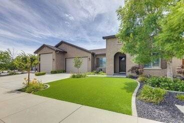 کلبه Private Redding Home W/ Pool & Mountain Views