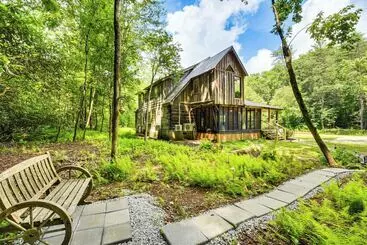 Mökkimajoitus The Cabin At Dukes Creek  W/ Fire Pit & Hot Tub!