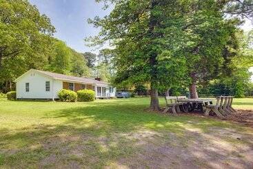 Hus på landet Waterfront Gloucester Home W/ Private Boat Dock!