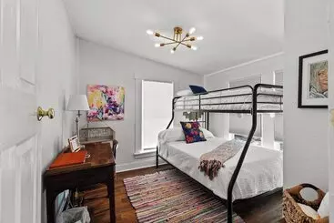 کلبه Gorgeous Artistic Fully Fenced Home Near Downtown