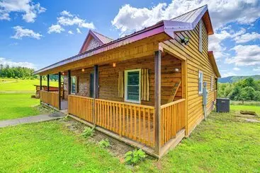 Mökkimajoitus Deck & Scenic View: Historic Cabin In Piney Creek!